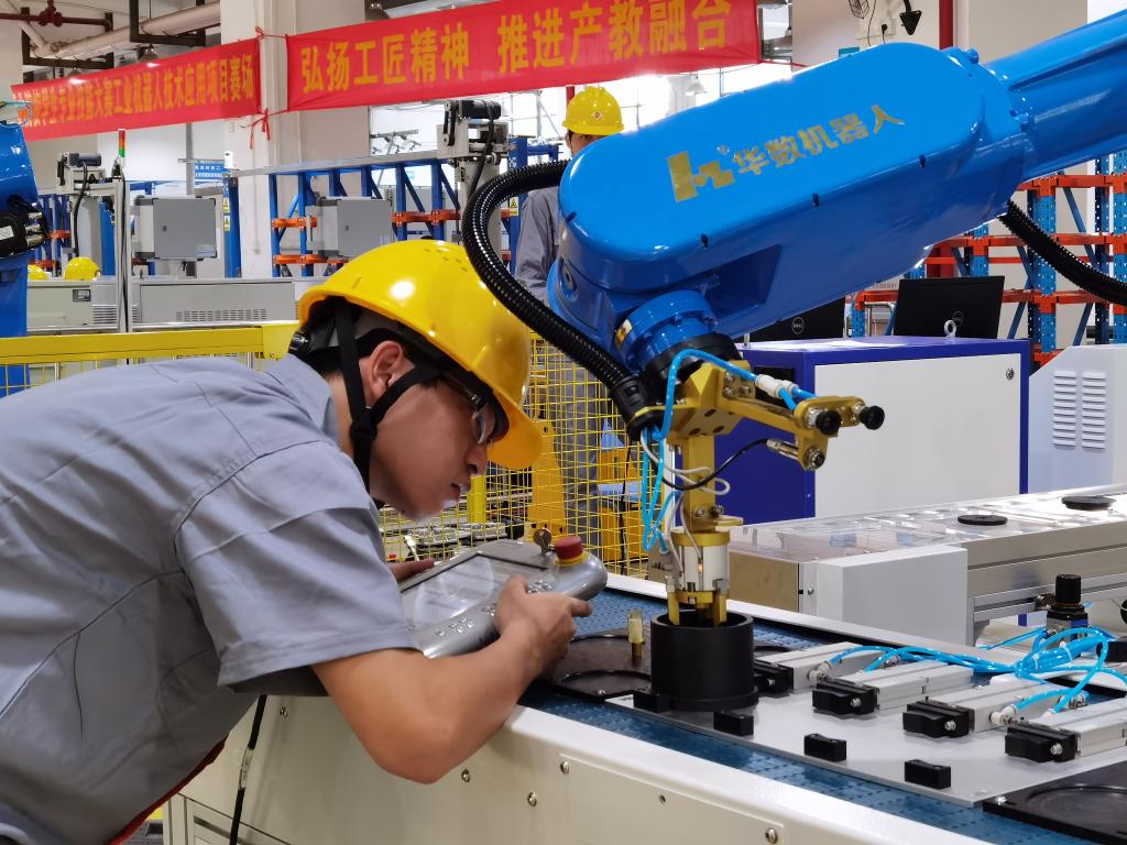 广东省技能大赛工业机器人技术应用赛项在我校举行